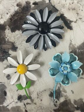 Three 60s/70s Floral Enamel Brooch Set - Black/Gray, White/Yellow,